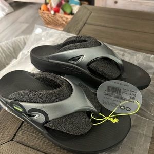 Oofos sandals M9/W11 Graphite